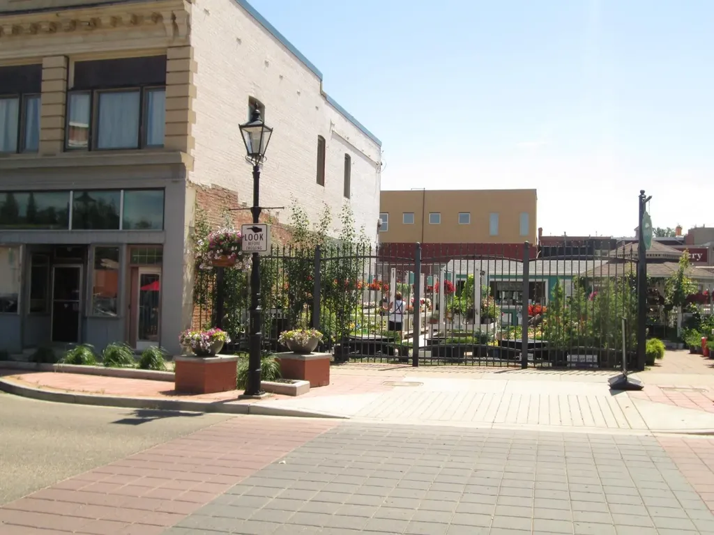 637-639 2 Street SE Medicine Hat AB T1A 0C8