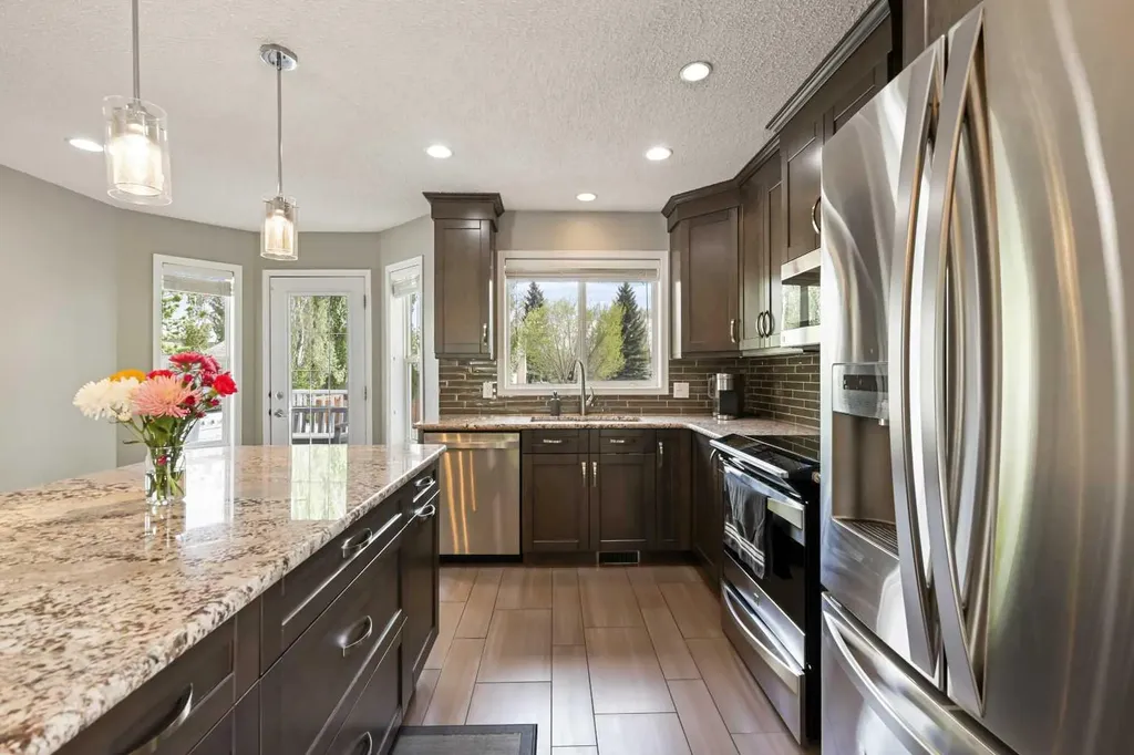 11 Strathmore Lakes Crescent Strathmore AB T1P 1L7