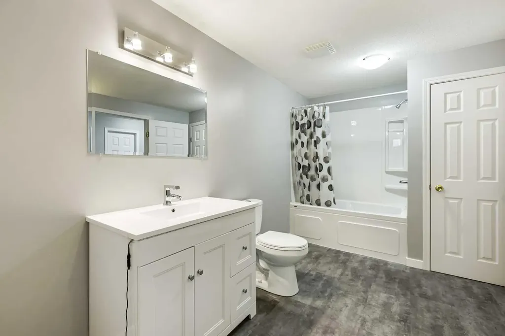 11 Strathmore Lakes Crescent Strathmore AB T1P 1L7