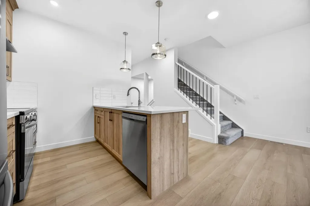 338 Alpine Boulevard SW Calgary AB T2Y 0Y4