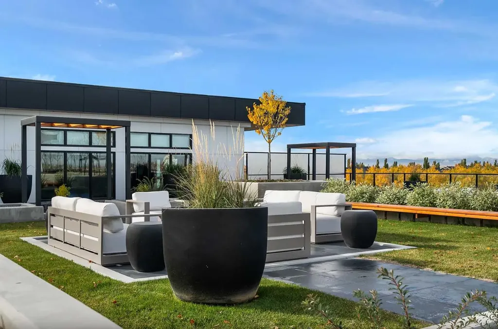 835 78 Street SW Calgary AB T3H 6H6