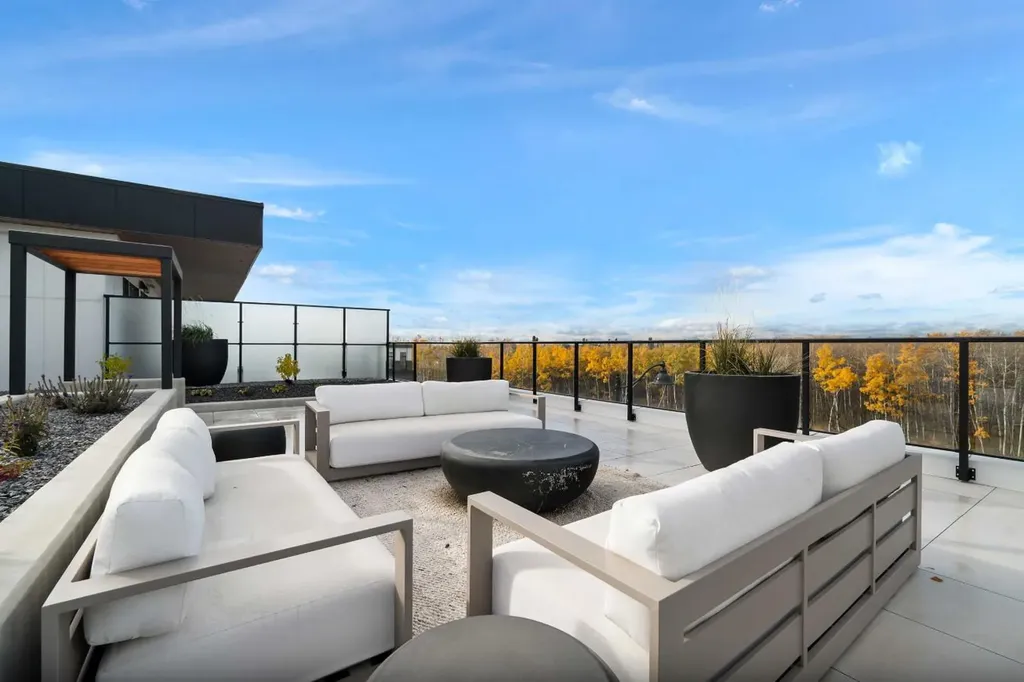 835 78 Street SW Calgary AB T3H 6H6