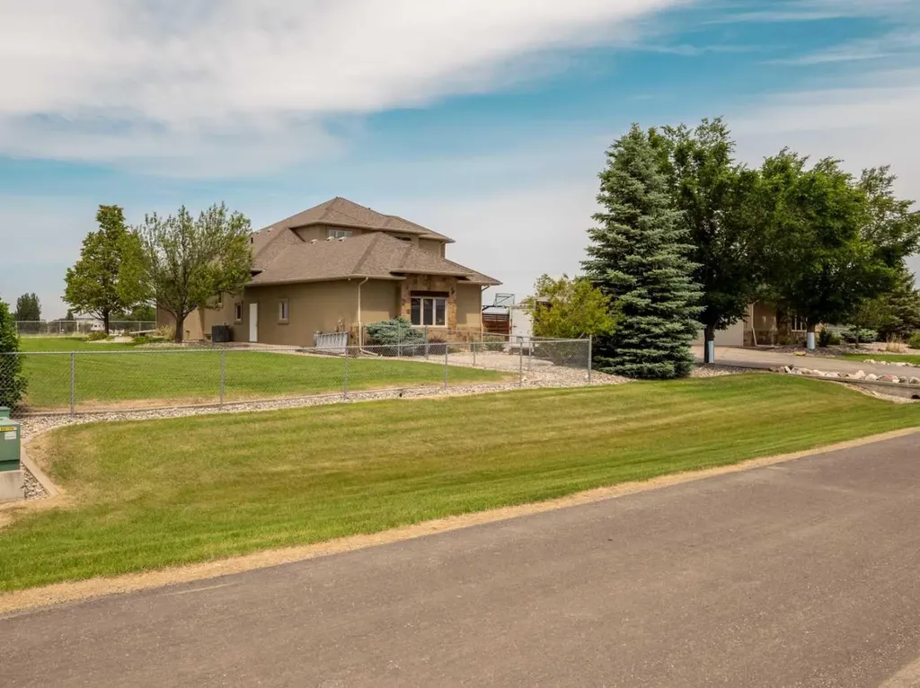 402 Meadow Lark Drive W Rural Lethbridge County AB T1J 5R8