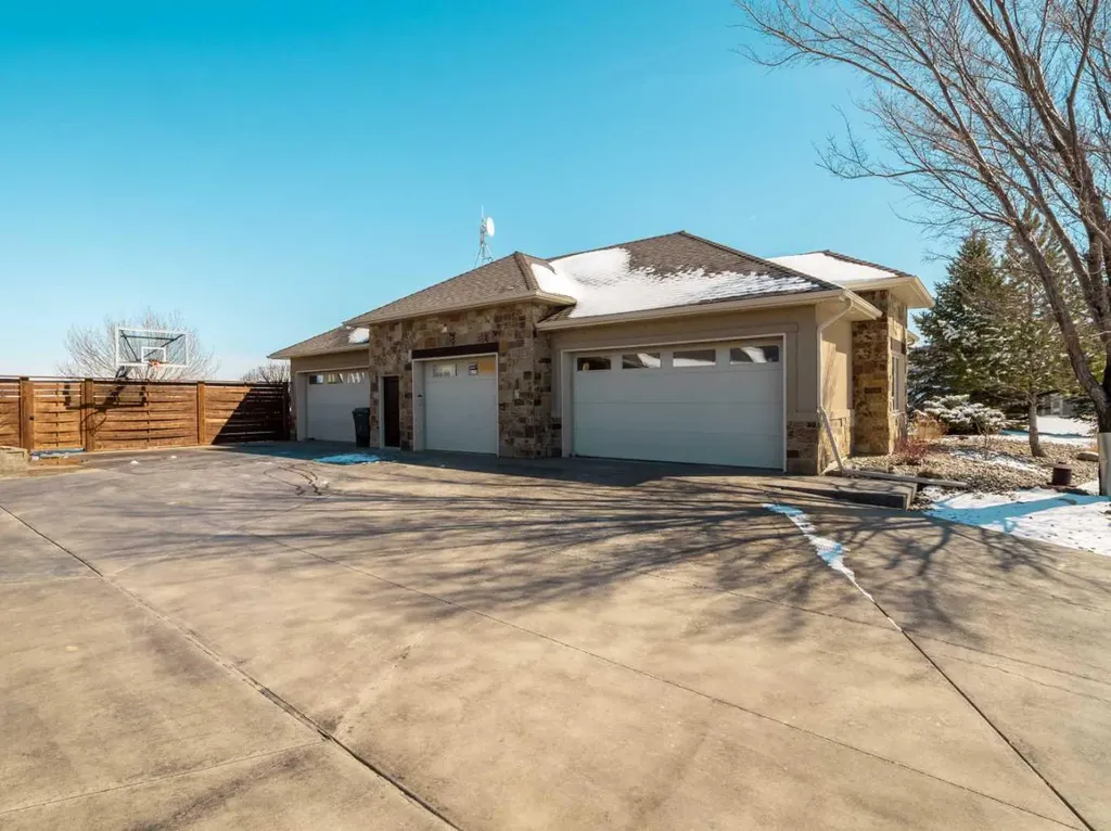 402 Meadow Lark Drive W Rural Lethbridge County AB T1J 5R8