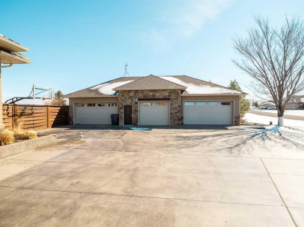 402 Meadow Lark Drive W Rural Lethbridge County AB T1J 5R8