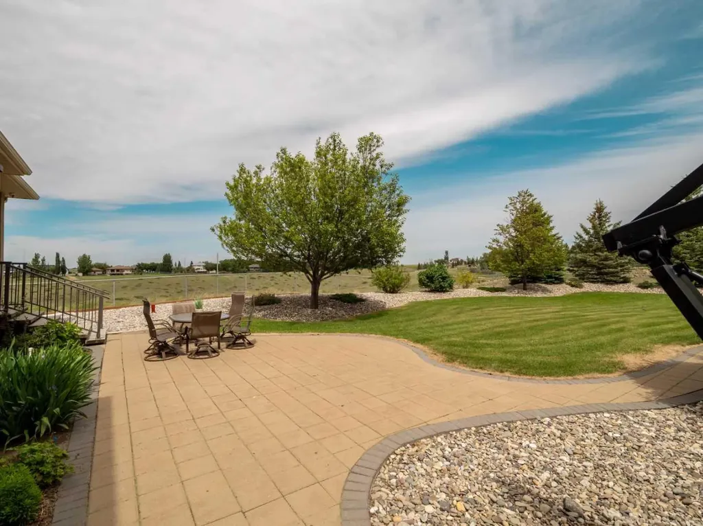 402 Meadow Lark Drive W Rural Lethbridge County AB T1J 5R8