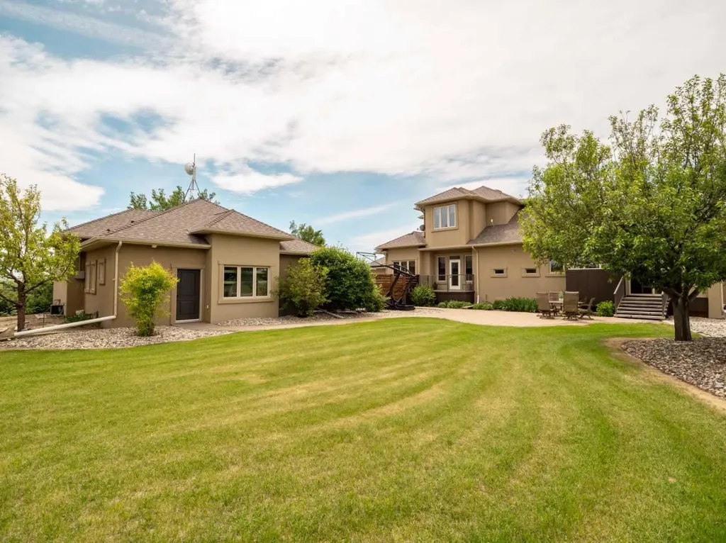 402 Meadow Lark Drive W Rural Lethbridge County AB T1J 5R8