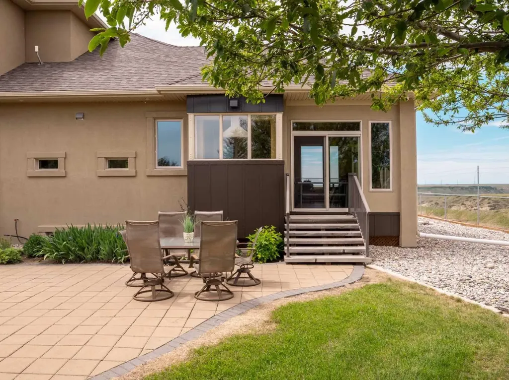 402 Meadow Lark Drive W Rural Lethbridge County AB T1J 5R8