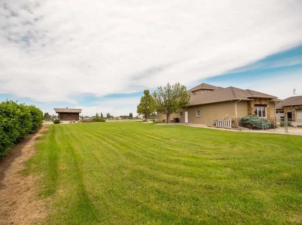 402 Meadow Lark Drive W Rural Lethbridge County AB T1J 5R8