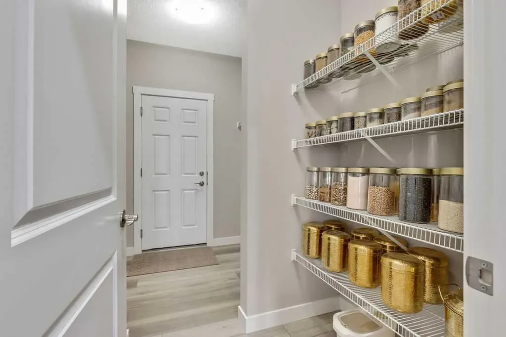 216 Creekstone Row SW Calgary AB T2X4Y5