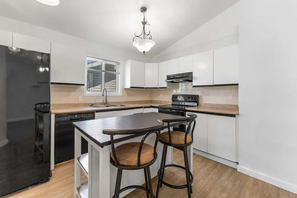 15 Erin Green Way SE Calgary AB T2B 3C2