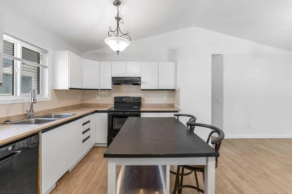 15 Erin Green Way SE Calgary AB T2B 3C2