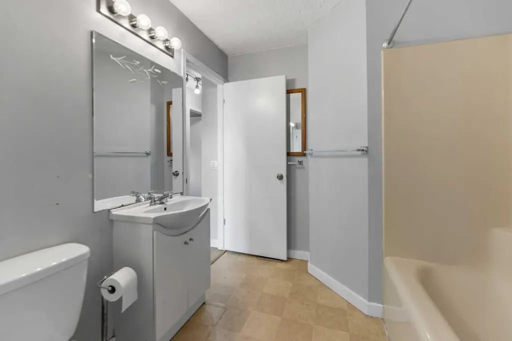15 Erin Green Way SE Calgary AB T2B 3C2