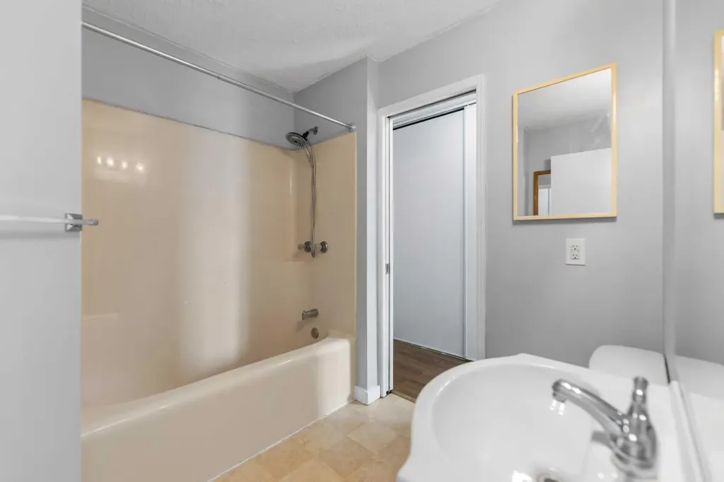 15 Erin Green Way SE Calgary AB T2B 3C2