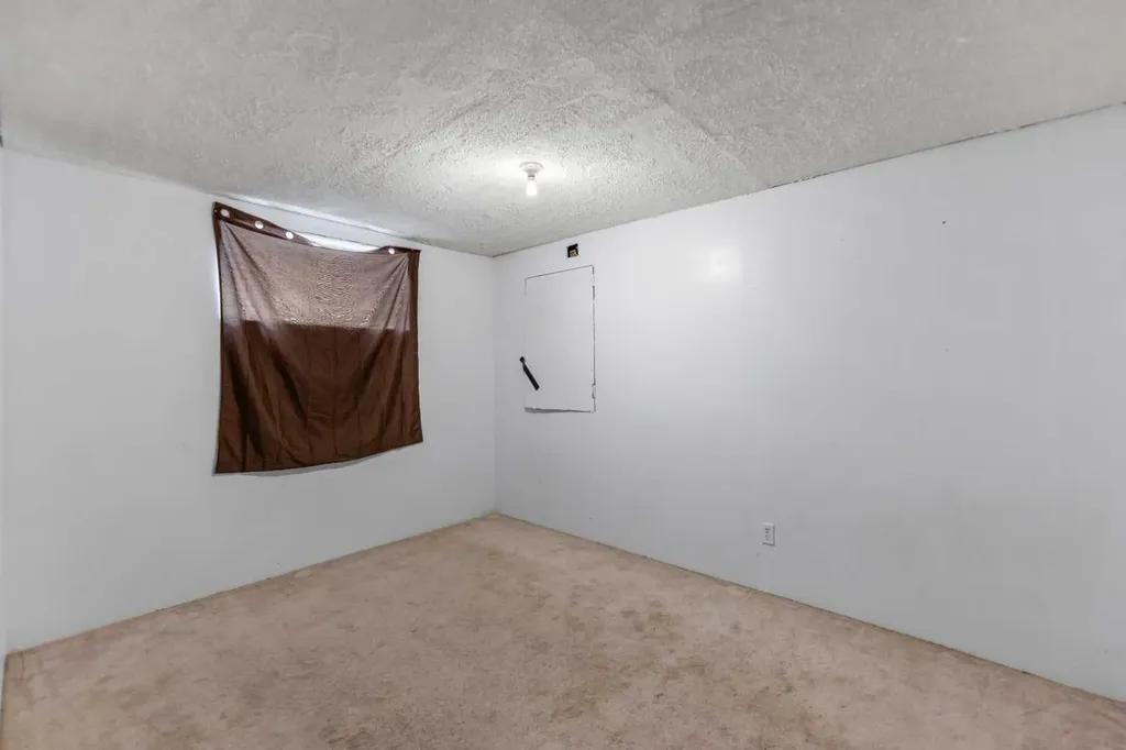 15 Erin Green Way SE Calgary AB T2B 3C2