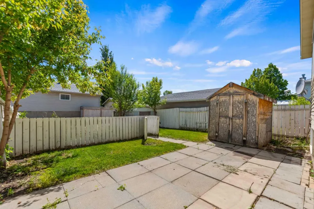 15 Erin Green Way SE Calgary AB T2B 3C2