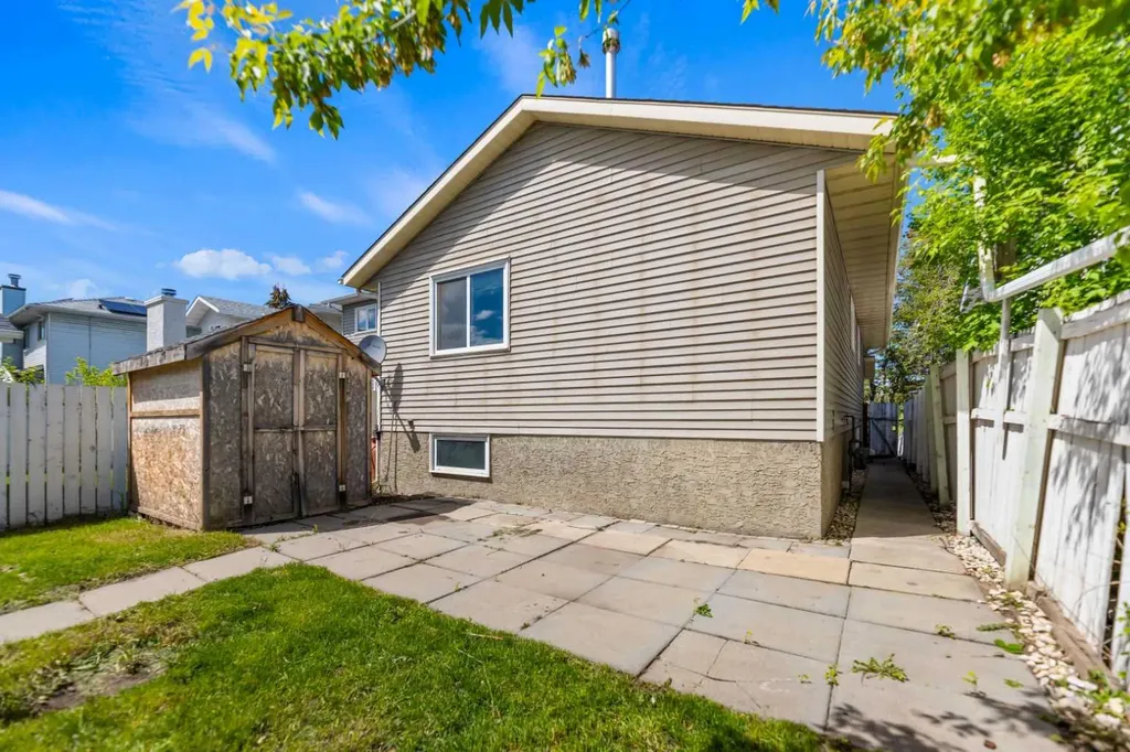 15 Erin Green Way SE Calgary AB T2B 3C2