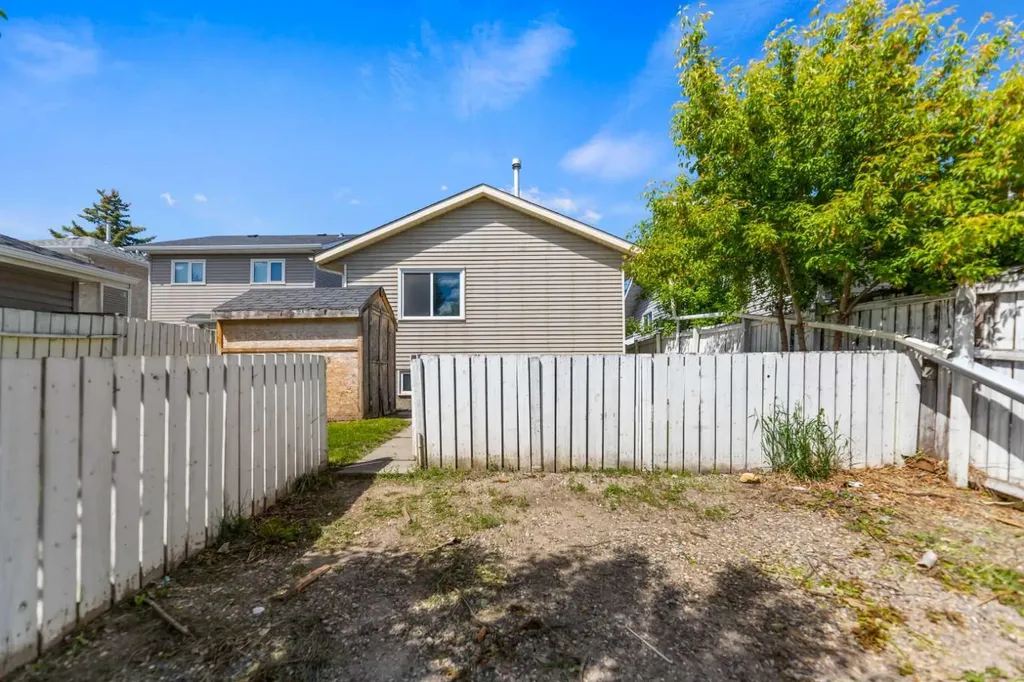 15 Erin Green Way SE Calgary AB T2B 3C2