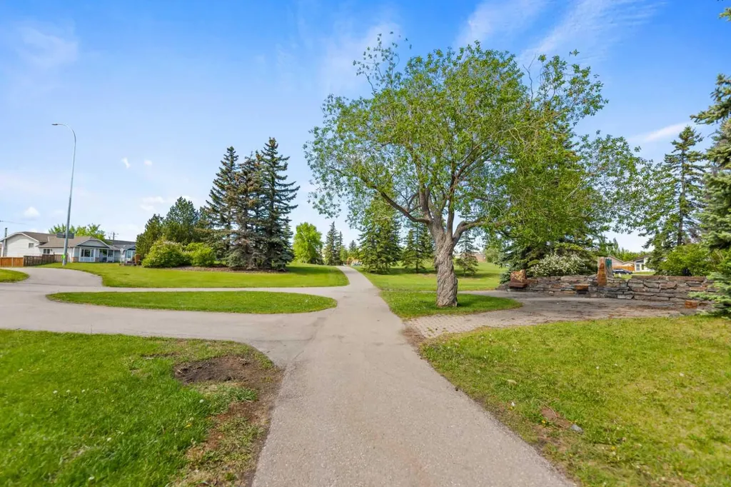 15 Erin Green Way SE Calgary AB T2B 3C2