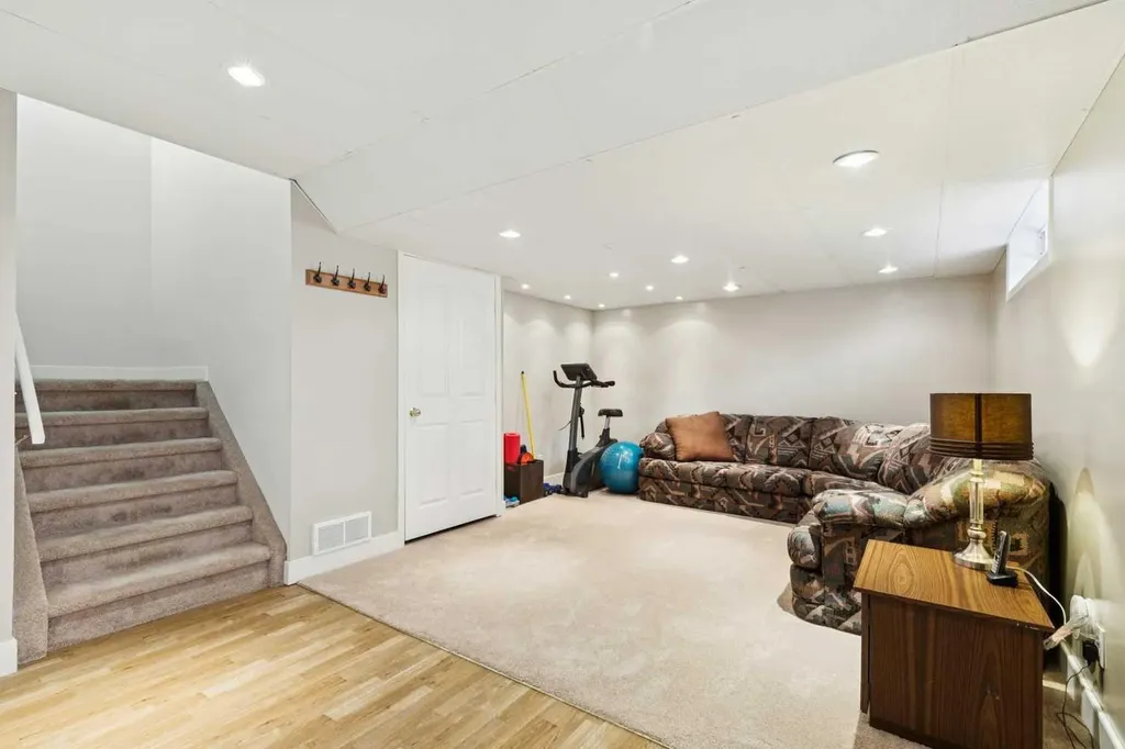 20 Stradwick Rise SW Calgary AB T3H 3H1
