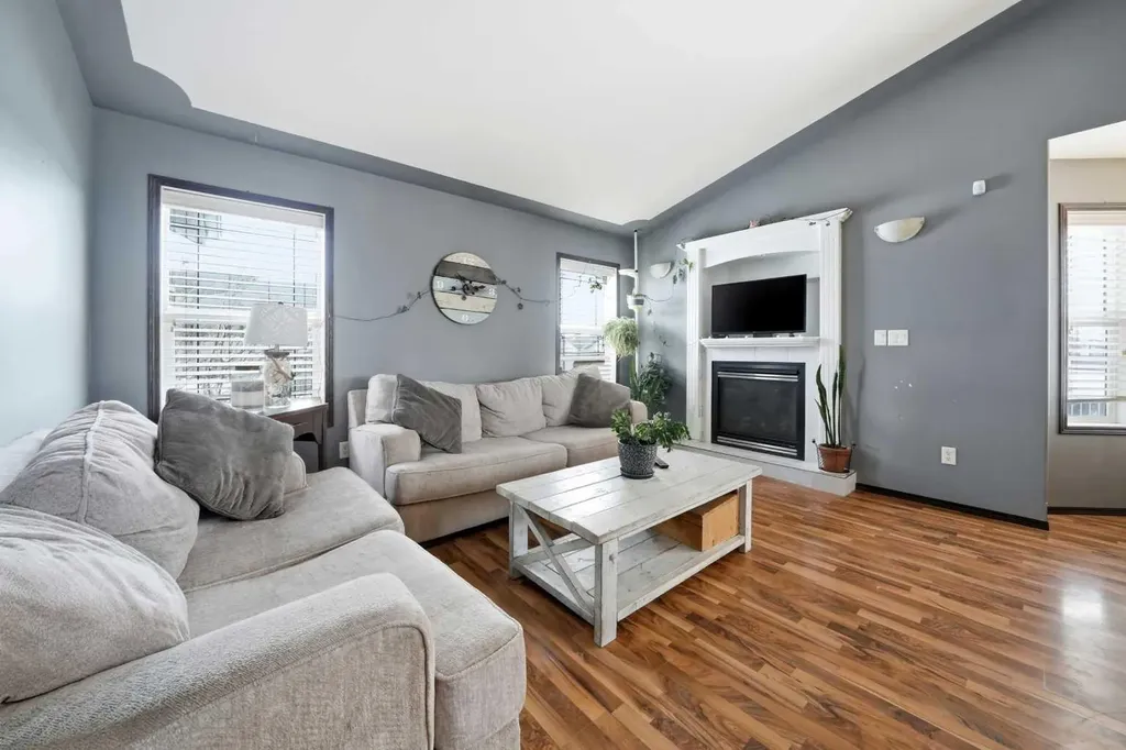 15 Logan Court Sylvan Lake AB T4S 2P4