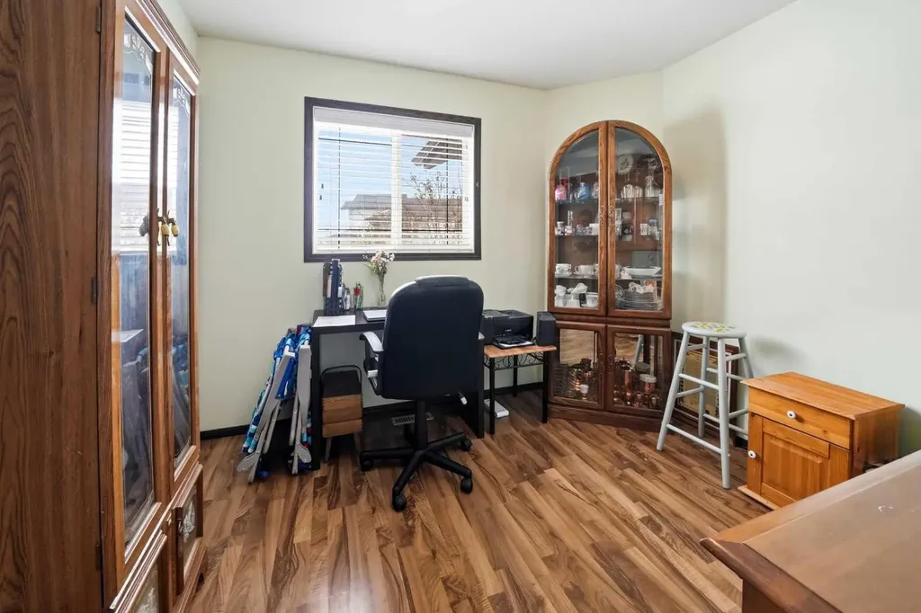 15 Logan Court Sylvan Lake AB T4S 2P4