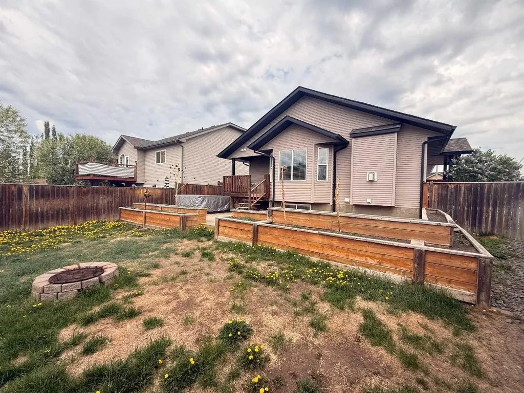15 Logan Court Sylvan Lake AB T4S 2P4