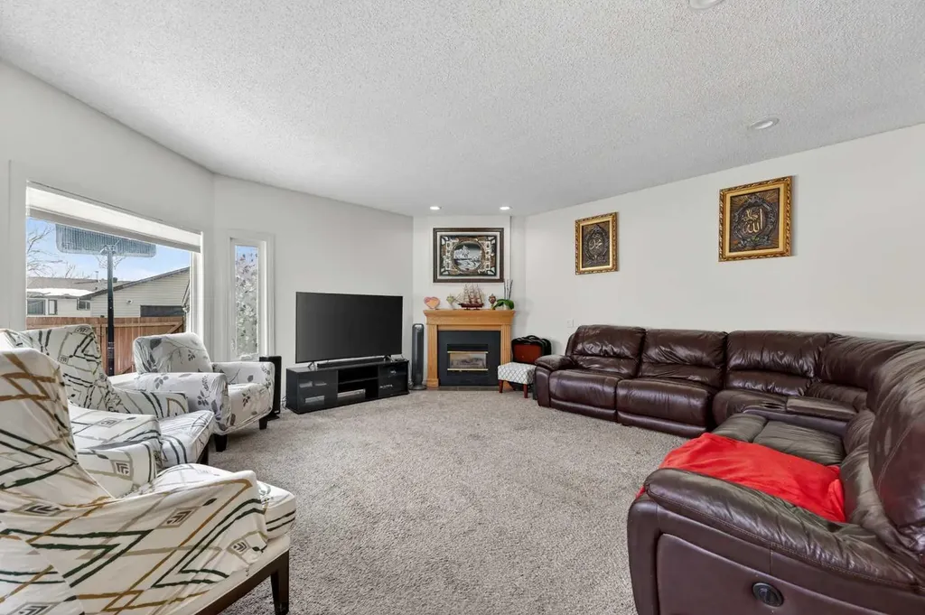 5835 28 Avenue NE Calgary AB T1Y 2E4