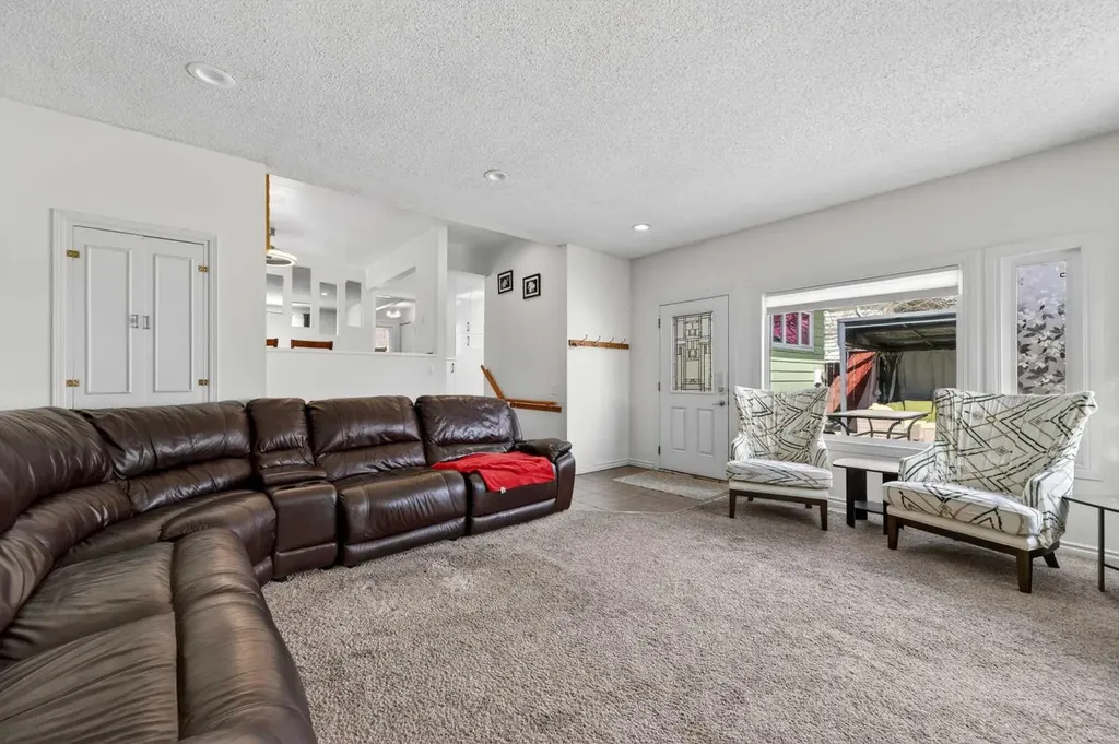 5835 28 Avenue NE Calgary AB T1Y 2E4