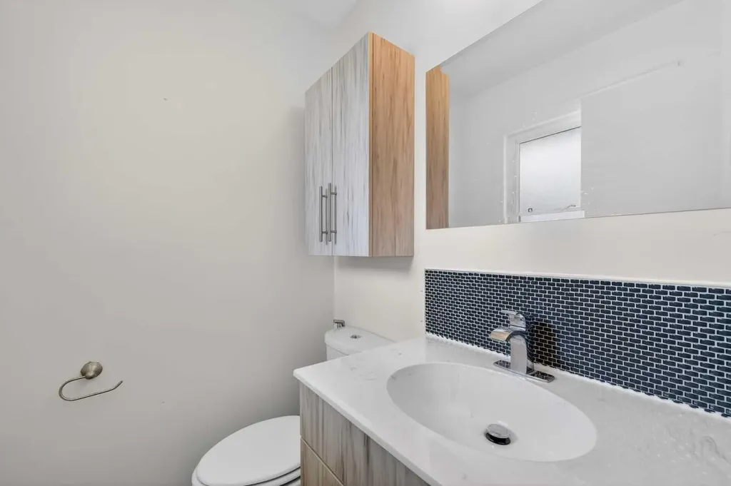 5835 28 Avenue NE Calgary AB T1Y 2E4