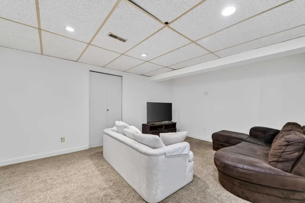 5835 28 Avenue NE Calgary AB T1Y 2E4