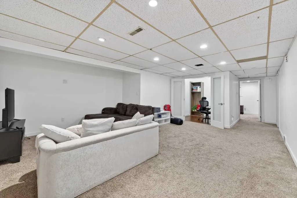 5835 28 Avenue NE Calgary AB T1Y 2E4