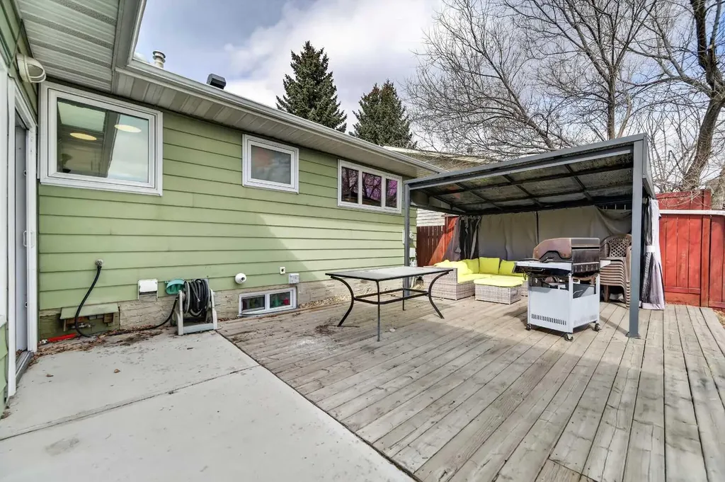 5835 28 Avenue NE Calgary AB T1Y 2E4