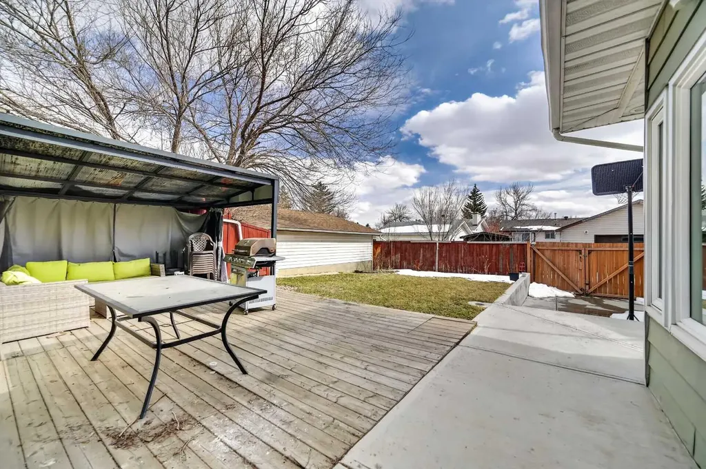 5835 28 Avenue NE Calgary AB T1Y 2E4