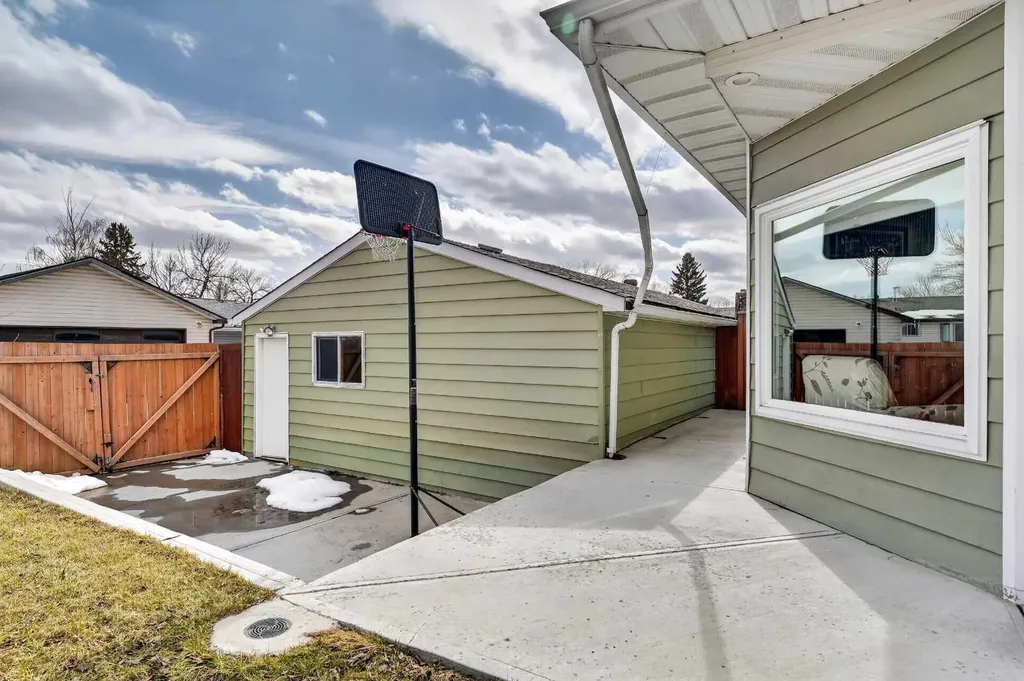 5835 28 Avenue NE Calgary AB T1Y 2E4