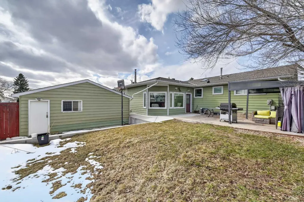5835 28 Avenue NE Calgary AB T1Y 2E4