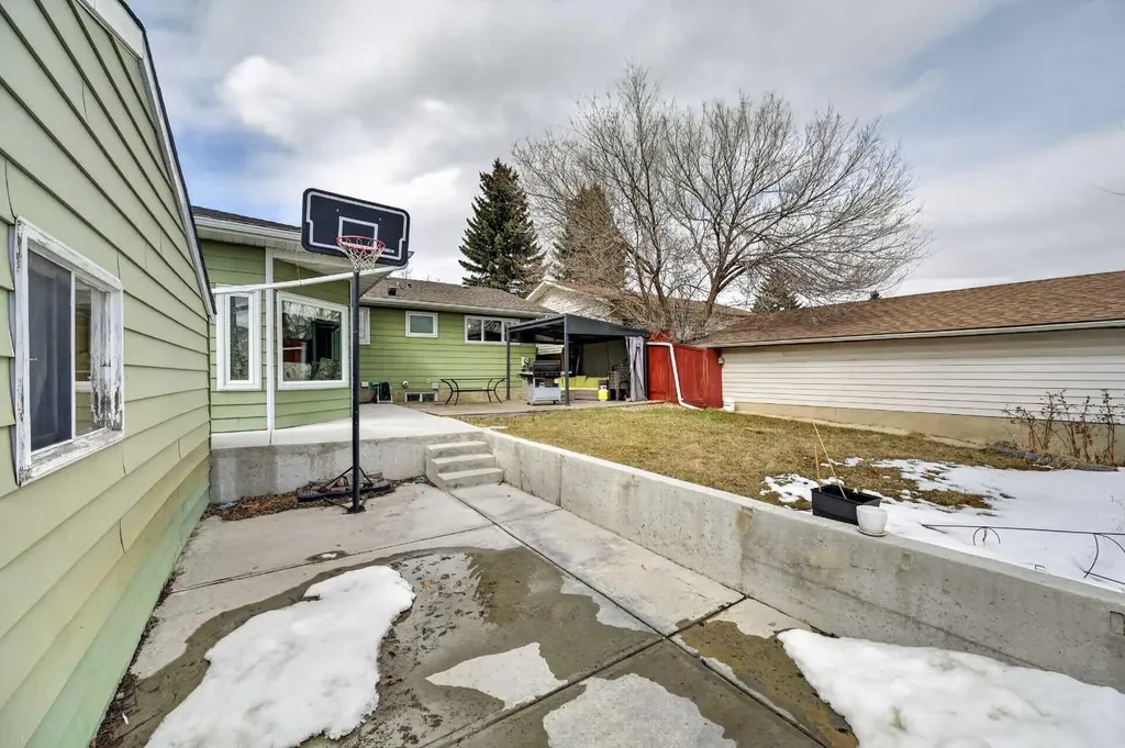 5835 28 Avenue NE Calgary AB T1Y 2E4