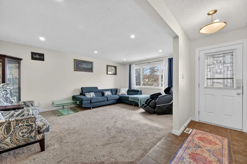 5835 28 Avenue NE Calgary AB T1Y 2E4