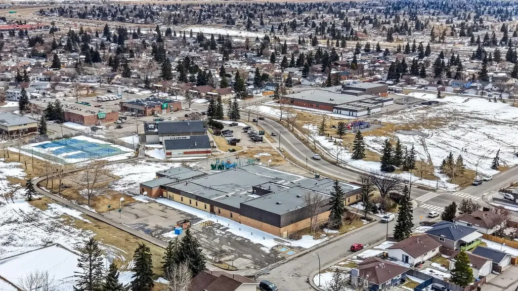 5835 28 Avenue NE Calgary AB T1Y 2E4