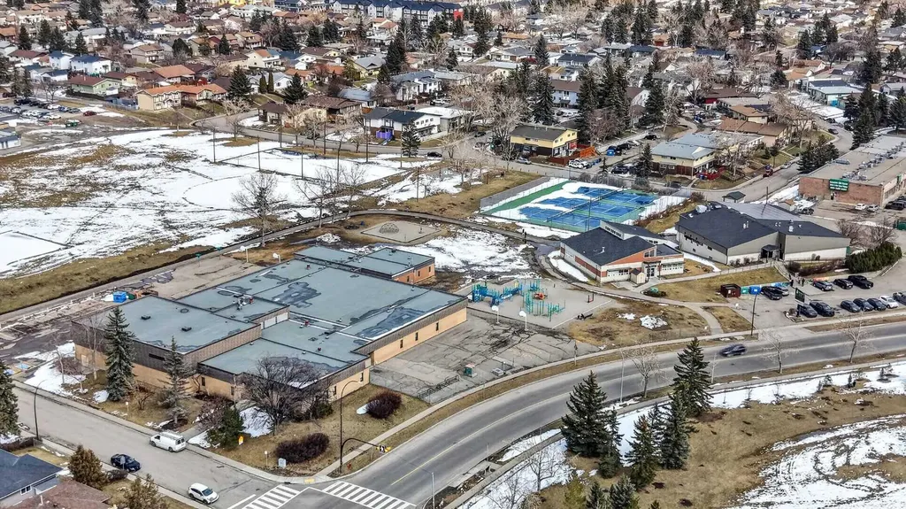 5835 28 Avenue NE Calgary AB T1Y 2E4