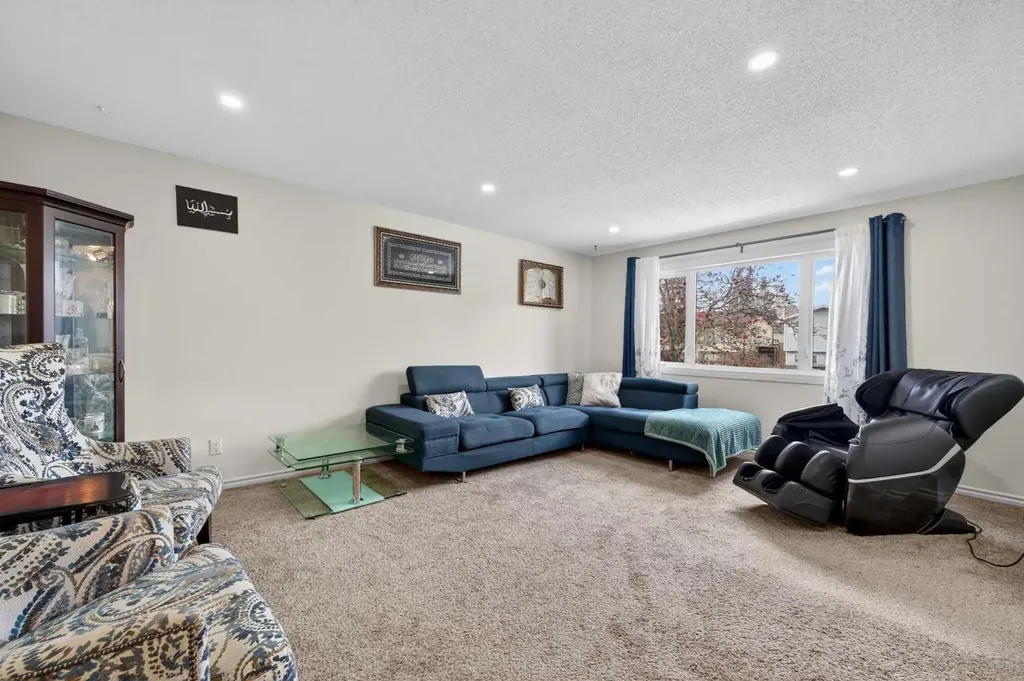 5835 28 Avenue NE Calgary AB T1Y 2E4