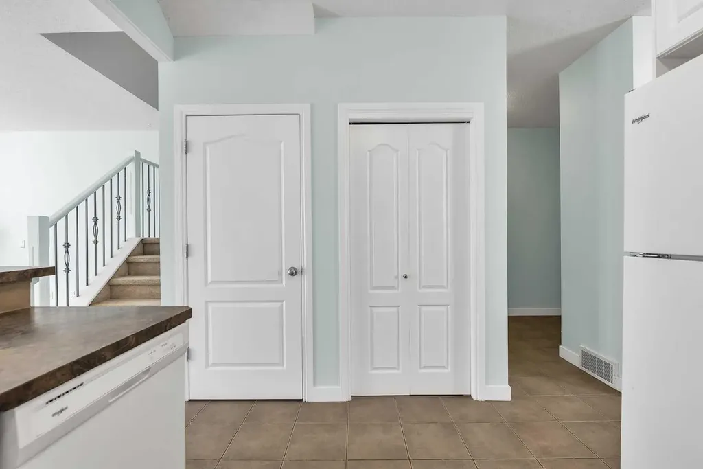 34 Royal Manor NW Calgary AB T3G 5T7