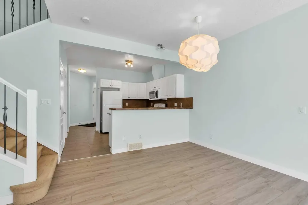 34 Royal Manor NW Calgary AB T3G 5T7
