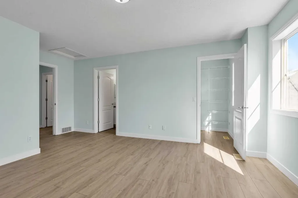 34 Royal Manor NW Calgary AB T3G 5T7