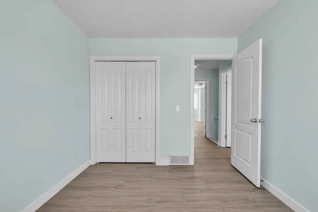 34 Royal Manor NW Calgary AB T3G 5T7