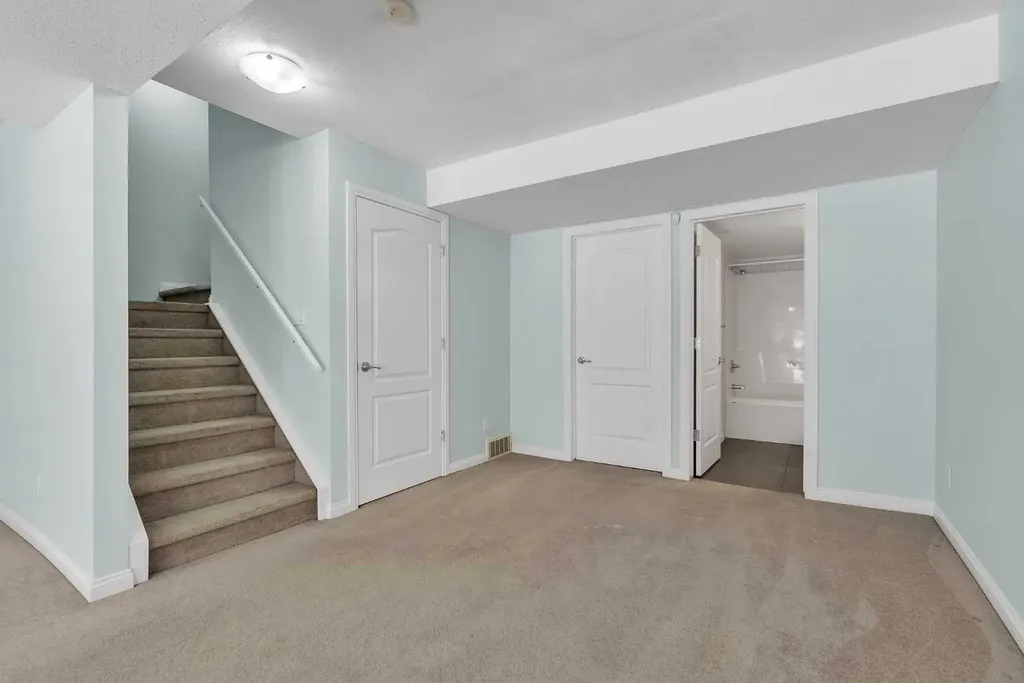 34 Royal Manor NW Calgary AB T3G 5T7