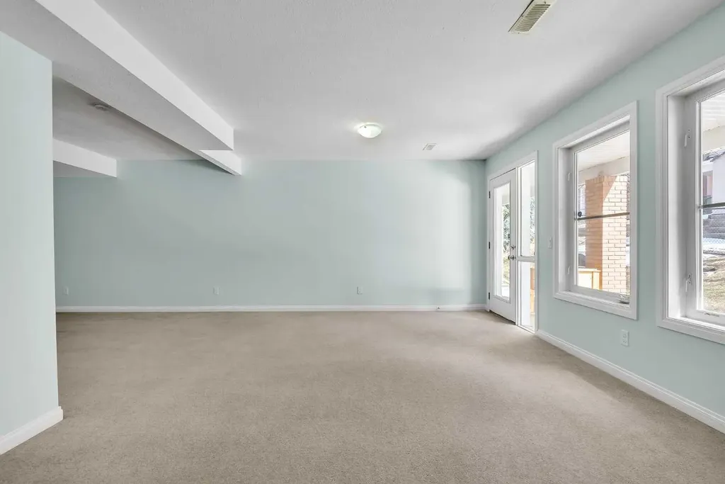 34 Royal Manor NW Calgary AB T3G 5T7