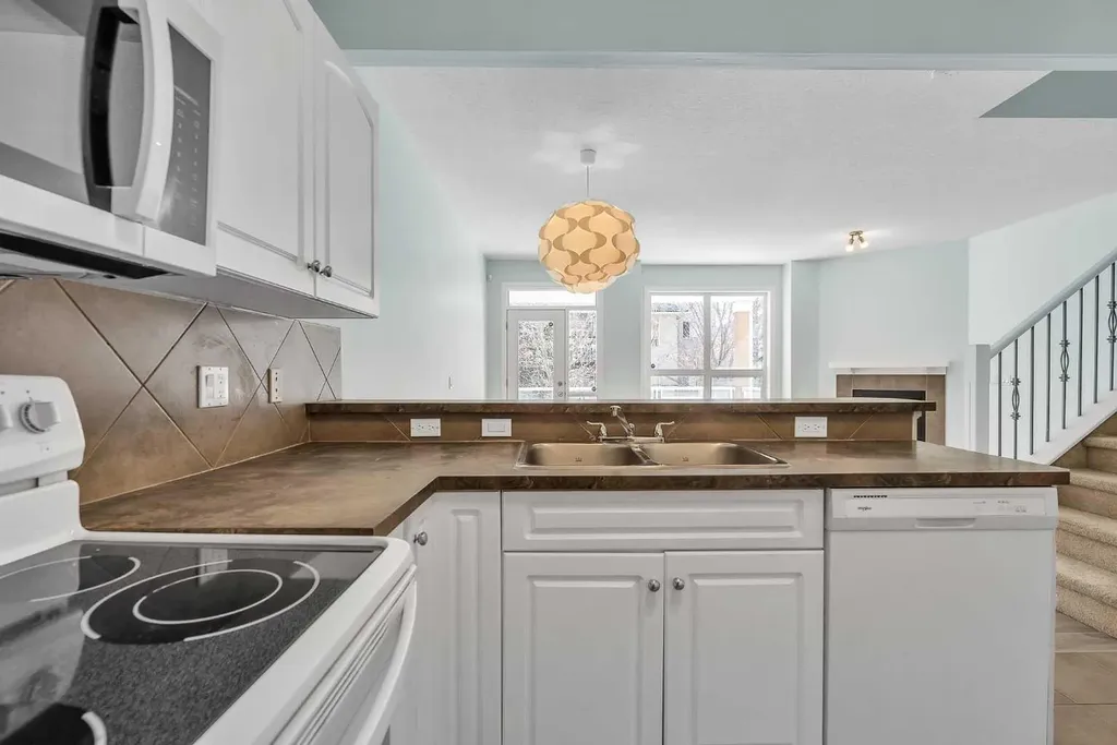 34 Royal Manor NW Calgary AB T3G 5T7