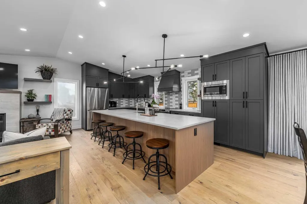 2328 58 Avenue SW Calgary AB T3E 1N5