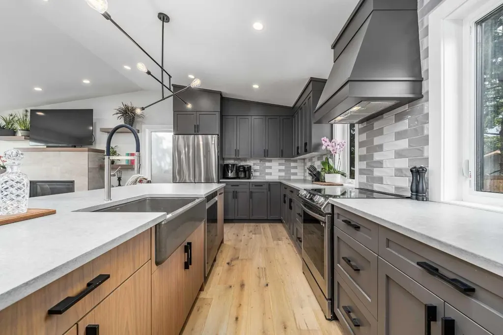2328 58 Avenue SW Calgary AB T3E 1N5